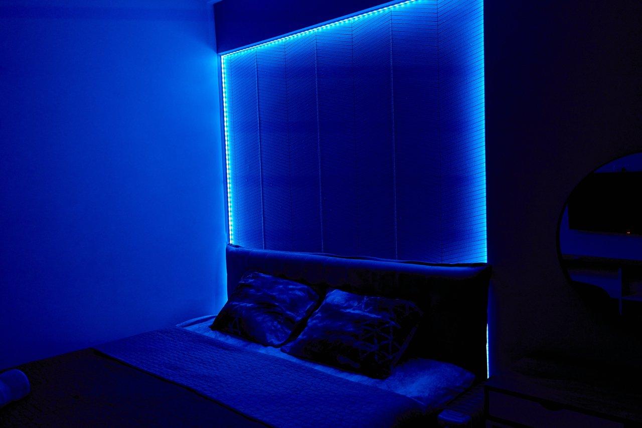 Une chambre sombre avec rideaux occultants et température fraîche pour un sommeil apaisant au printemps.