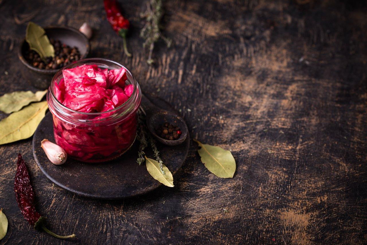 Une variété d’aliments fermentés maison, essentiels pour renforcer le microbiote intestinal et le bien-être digestif.